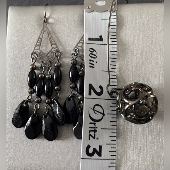2 pairs of fun earrings - Picture 3 of 3